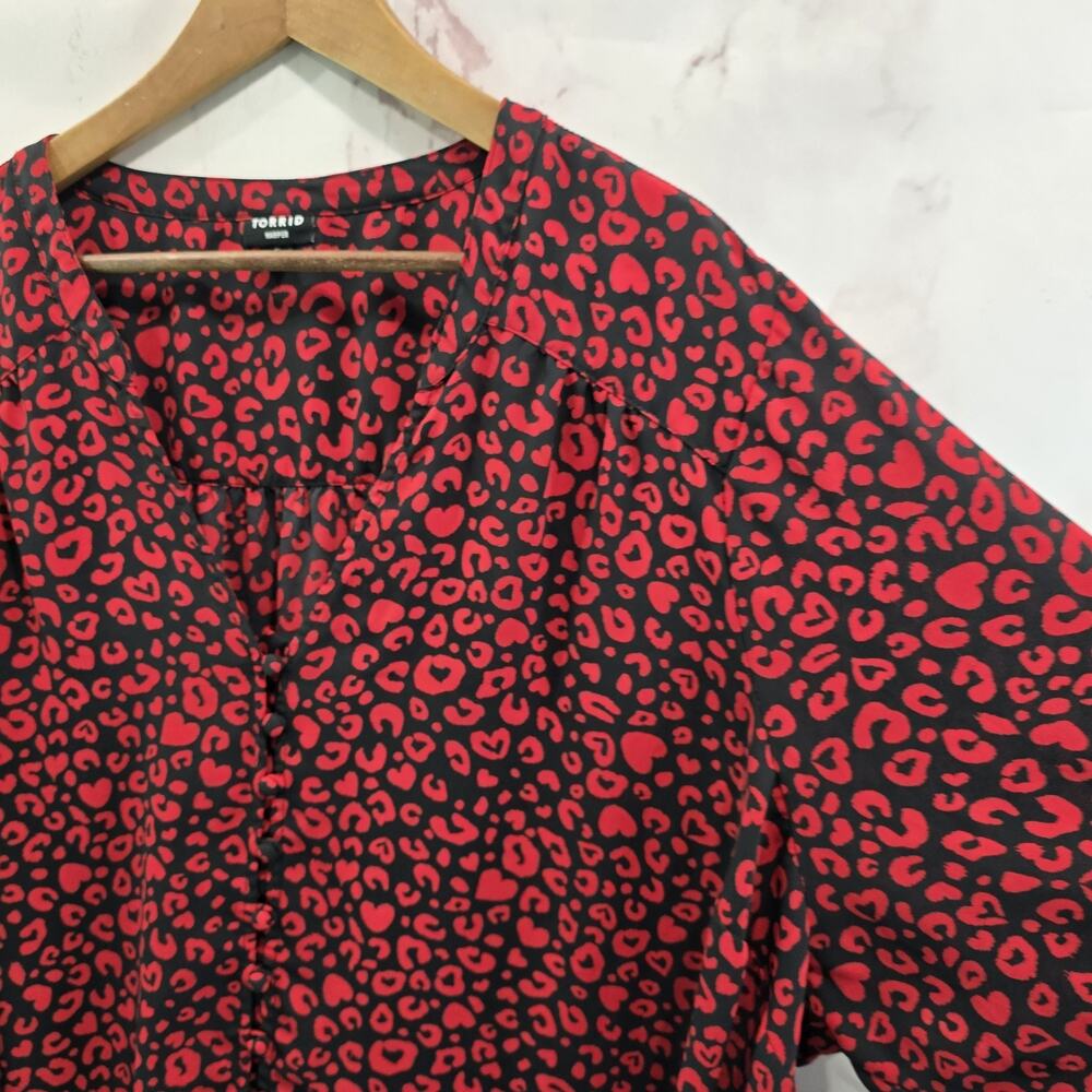 Torrid Shirt Womens 5 5X Red Black Blouse Heart Button Up Harper Leopard Cheetah - Picture 11 of 13
